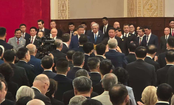김정은 북한 국무위원장이 3일 중국 베이징 인민대회당에 마련된 '중국 인민 항일전쟁 및 세계 반파시스트 전쟁 승리'(전승절) 80주년 기념 리셉션 행사에 시진핑 중국 국가주석, 블라디미르 푸틴 러시아 대통령 등과 함께 입장하고 있다. (사진=연합뉴스)