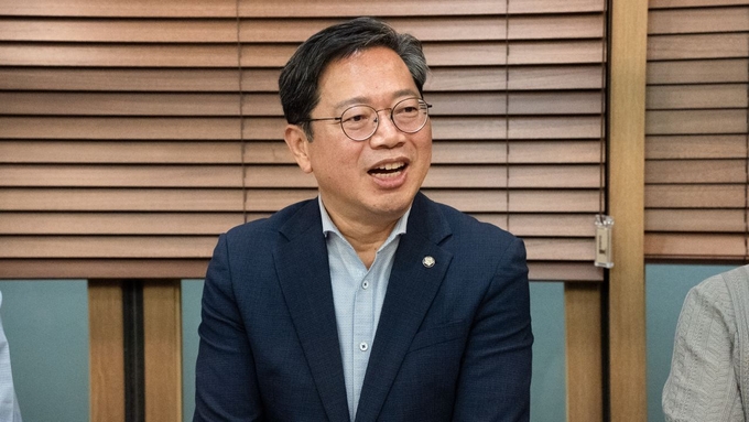 김승원 더불어민주당 경기도당 위원장이 3일 상설위원장단 간담회에서 발언을 하고 있다. (사진=더불어민주당 경기도당 제공)