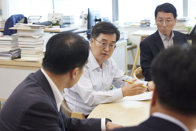 김동연 경기도지사가 3일 도청에서 ‘근로감독권 실행 전략 점검회의’를 열고 발언하고 있다. (사진=경기도 제공)