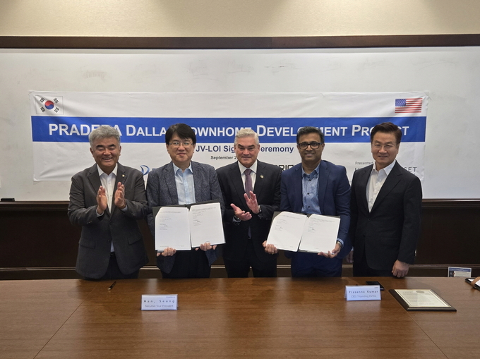 대우건설이 텍사스주 Prosper 시청에서 Orion RE Capital과 Prosper 개발사업 협력 MOU를 체결하고 있다. (사진=대우건설 제공)