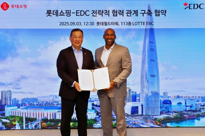 롯데쇼핑은 지난 3일 서울 잠실 롯데월드타워에서 ‘롯데쇼핑-EDC 전략적 협력 협약’을 맺었다. (사진=롯데쇼핑 제공)