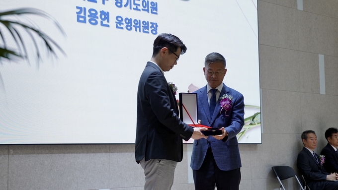 구리시의회 김용현 의원이 지난 1일 서울삼육고등학교로부터 감사패를 받았다. (사진=김용현 의원 제공)