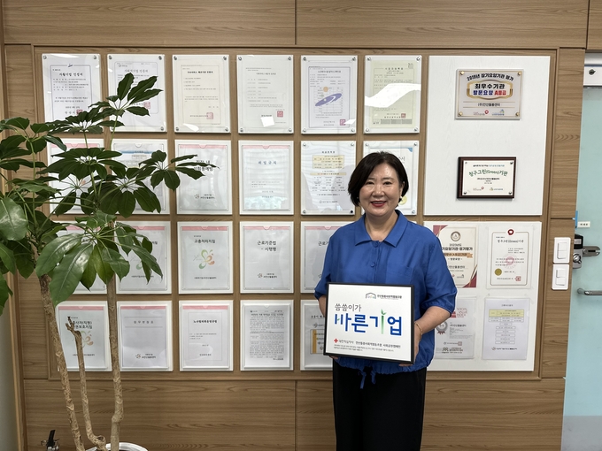 대한적십자사 기업사회공헌 프로그램 '씀씀이가 바른기업' 캠페인에 참여하고 있는 고도자 안산돌봄사회적협동조합 대표. (사진=대한적십자사 경기도지사 제공)