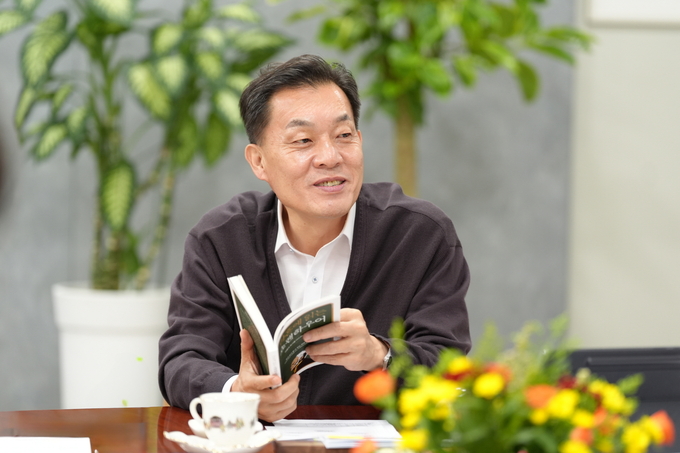 이재준 수원시장이 3일 열렸던 첫 번째 ‘수요정담’에 참여해 공직자들과 이야기를 나누고 있다. (사진=수원시 제공)