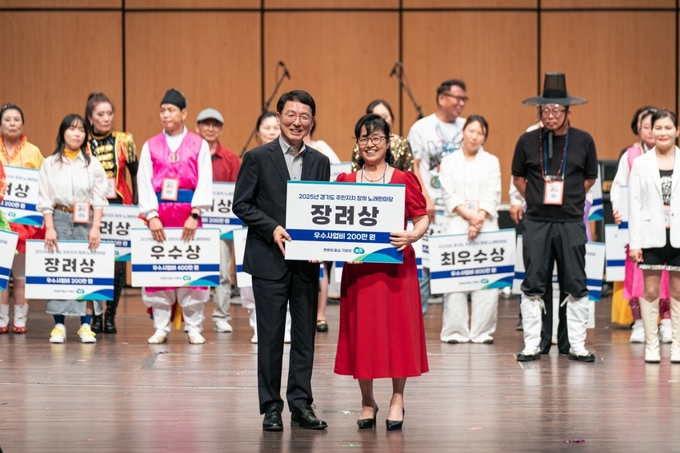  (왼쪽부터)김성중 경기도 행정1부지사, 채상임 우쿠올라팀 대표. (사진=의왕시 제공)<br>
