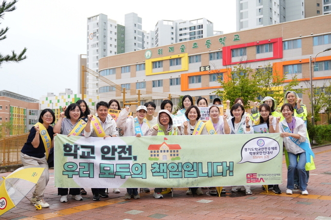 하남시 “등굣길에 멈춰주세요! 어린이 안전이 먼저입니다” 교통안전 캼페인에 참여한 이현재 시장과 학부모들 모습. (사잔=하남시 제공) 