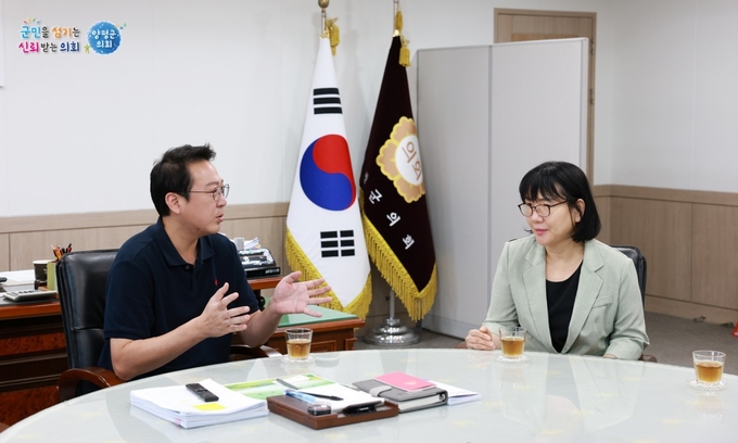 황선호 양평군의회 의장이 여미경 양평교육지원청 교육장과 양평교육 발전방안을 논의하고 있다. (사진=양평군의회 제공)