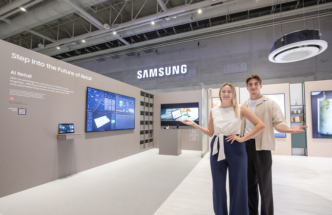 9일(현지시간) 'IFA 2025'가 열리는 독일 베를린 '메세 베를린(Messe Berlin)'의 '시티큐브 베를린(City Cube Berlin)'에 위치한 삼성전자 전시관에서 삼성전자 모델이 AI 스토어를 소개하고 있다. (사진=삼성전자 제공)