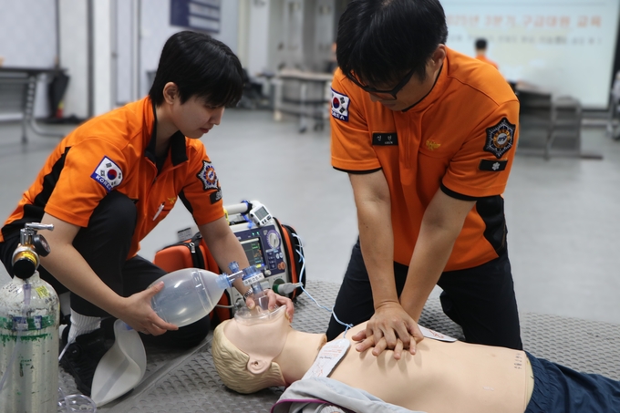  수원소방서가 구급대원을 대상으로 교육훈련을 진행하고 있다. (사진=수원소방서 제공)