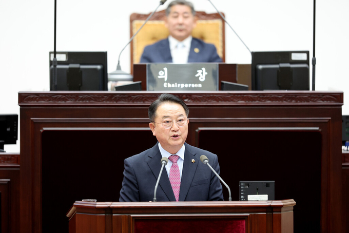 4일 이인교 의원이 제303회 인천시의회 임시회 제2차 본회의에서 ‘중고차 수출 종합지원센터’ 관련 시정질문을 하고 있다. ( 사진 = 인천시의회 제공 )