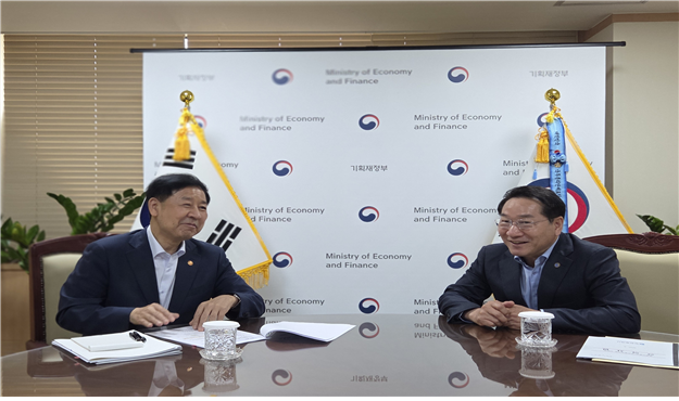 지난달 7일 유정복 인천시장이 정부서울청사에서 구윤철 기획재정부 경제부총리를 만나 시 국비 사업을 건의하고 있다. ( 사진 = 인천시 제공 )