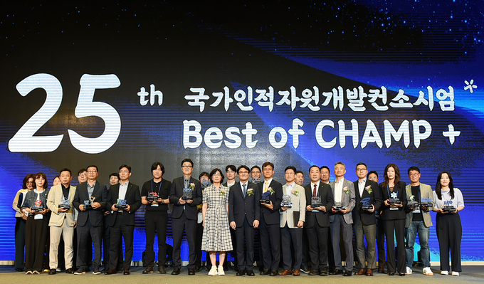 4일 용산드래곤시티에서 열린 ‘2025 Best of CHAMP’에서 현창하 경과원 미래신산업부문 상임이사를 비롯한 참가자들이 기념촬영을 하고 있다. (사진=경과원 제공)