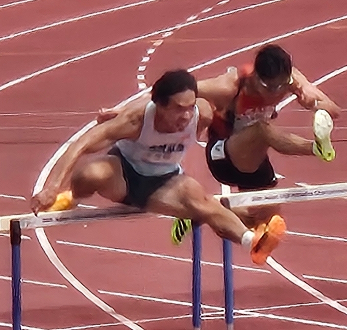 4일 예천스타디움에서 열린 '제36회 KTFL 전국실업단대항육상경기대회' 2일째 남자일반부 110m 허들 결승에서 김경태(안산시청)가 허들을 넘고 있다. (사진=안산시청 육상팀 제공)