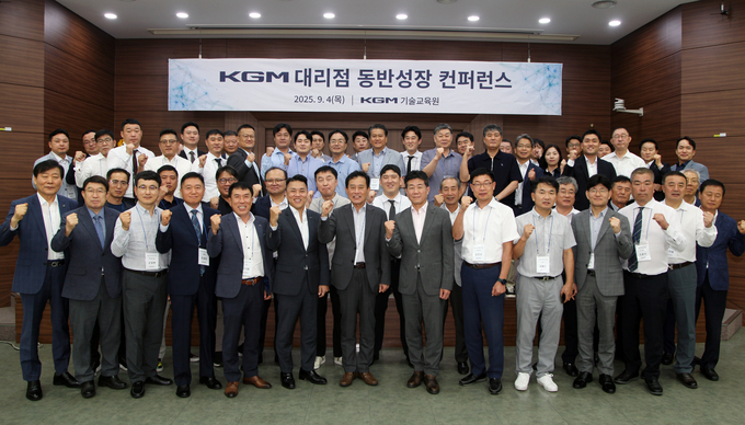 황기영 KGM 대표이사(앞줄 왼쪽에서 여덟 번째) 및 대리점 대표 등 행사 참가자들이 동반성장 결의를 다지며 기념촬영을 하고 있다. (사진=KGM 제공)