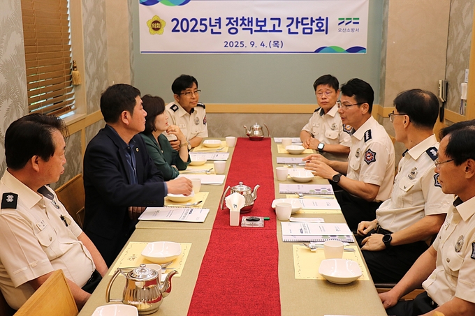 장재성 오산소방서장과 조용호·김영희 경기도의원이 만나 정책보고 간담회를 가졌다. (사진=오산소방서 제공)