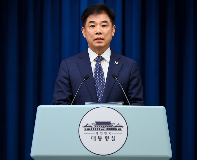 김병욱 대통령실 정무비서관이 5일 서울 용산 대통령실 청사에서 이재명 대통령과 여야 대표 회동 관련 브리핑을 하고 있다.<br>
이 대통령은 오는 8일 용산 대통령실에서 더불어민주당 정청래 대표, 국민의힘 장동혁 대표와 오찬 회동을 한다.