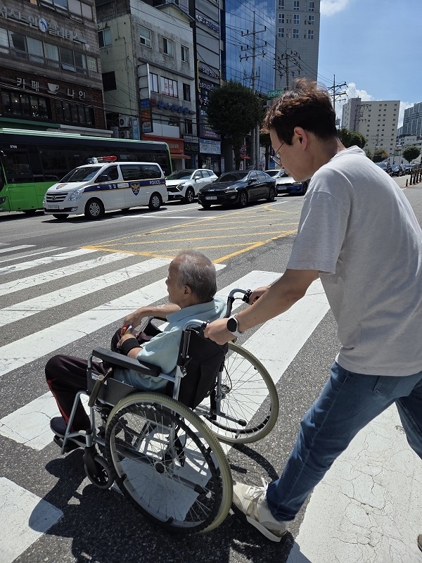 무더위 속 안전하게 어르신 이동을 돕는 모습. (사진=군포시 제공)
