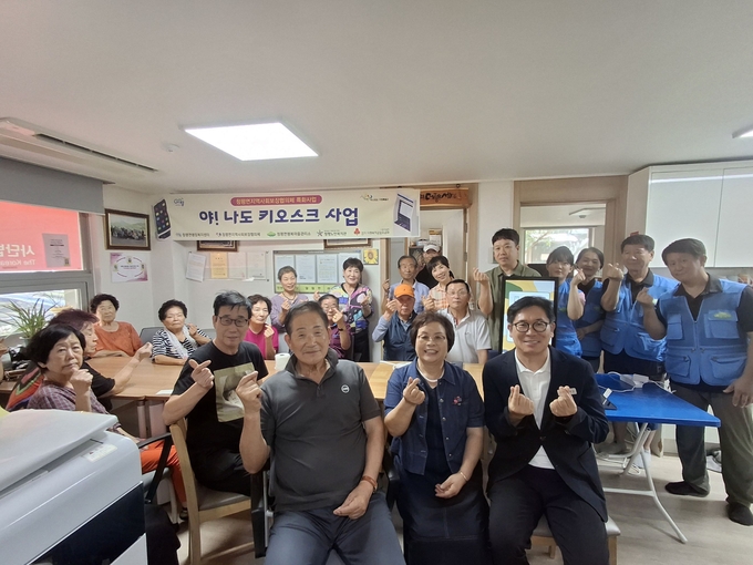 가평군 청평면 지역사회보장협의체가 지난 2일 청평10리 쉐르빌아파트 경로당에서 '야! 나도 키오스크' 프로그램을 개최했다. (사진=가평군 제공)