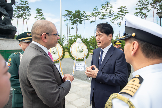 강범석 구청장과 알레한드로 펠라에스 로드리게스 주한 콜롬비아 대사가 대화를 나누고 있다. ( 사진 = 서구 제공 )