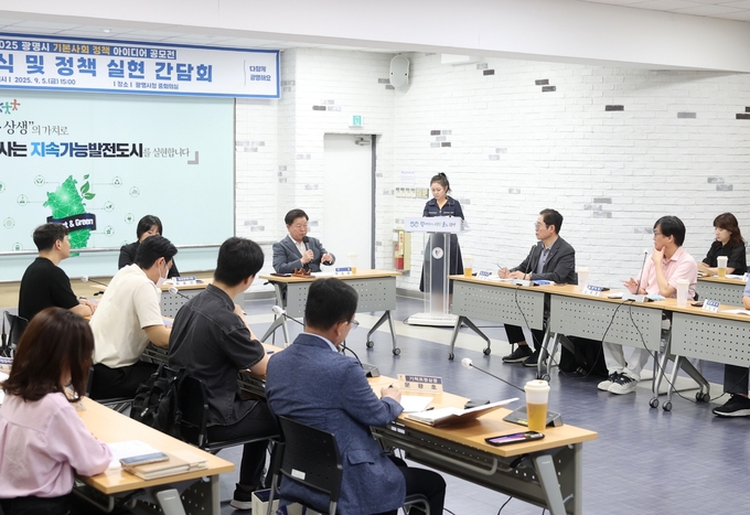 박승원 광명시장이 지난 5일 오후 시청 중회의실에서 열린 ‘2025 광명시 기본사회 정책 아이디어 공모전’ 정책 실현 간담회에 참석해 발언하고 있다. (사진=광명시 제공)