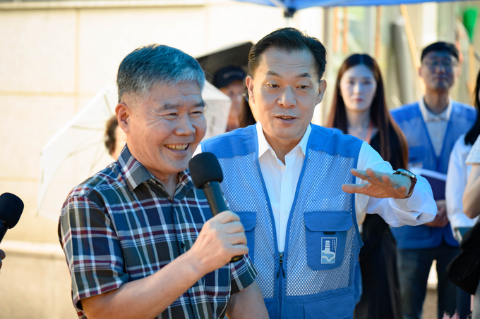 이재준 시장이 도로의 그림을 그린 민원 신청서를 시민의 민원함에 넣은 박병기씨와 이야기를 나누고 있다. (사진=수원시 제공)