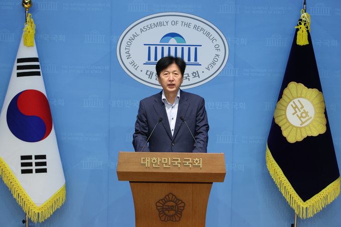 더불어민주당 의원 모임인 '더좋은미래(더미래)'의 오기형 의원이 7일 국회 소통관에서 미국 이민 당국의 한국 기업 직원 구금과 관련해 한미동맹과 대미투자 요구에 상응한 대우를 요구하는 기자회견을 하고 있다. (사진=연합뉴스)