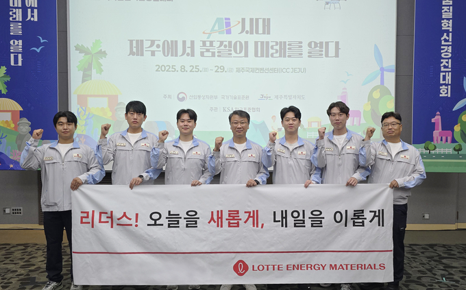(왼쪽) 박진혁 대리, 김별 대리, 빈정두 조장, 허준수 수석, 나혁주 대리, 오재원 대리, 박찬수 수석조장 (사진=롯데에너지머티리얼즈 제공)