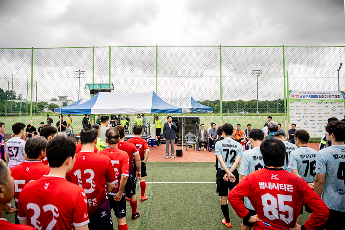 제7회 남양주시의회 의장기 축구대회에서 조성대 의장이 인사말을 하고 있다. (사진=남양주시의회 제공)