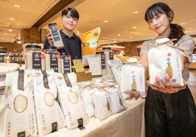 7일 오전 서울시 강남구에 위치한 현대백화점 압구정본점 지하 1층 식품관에서 직원들이 올해 첫 수확한 '현대쌀집 금쌀'과 '특별재배미', '현대미가 빠르미향' 등 햅쌀을 소개하고 있다. (사진=현대백화점 제공)