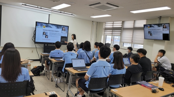  2023년 10월 김포고등학교에서 코딩 체험 교육이 이뤄지고 있다. (사진=김포고등학교 제공)