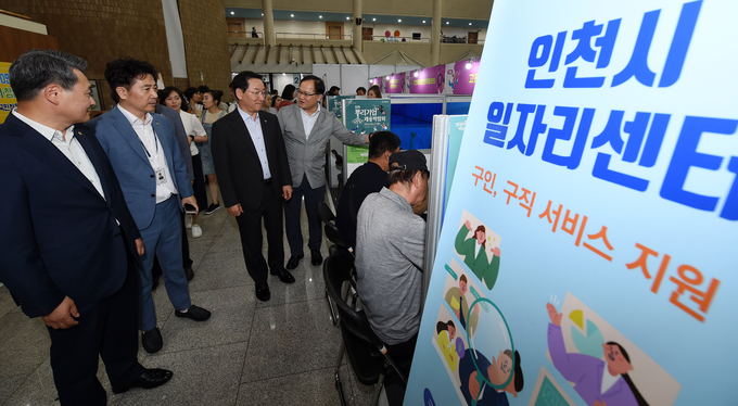 유정복 인천시장이 지난해 8월 시청 중앙홀에서 열린 ‘인천 뿌리기업 채용박람회’에서 부스를 둘러보고 있다. ( 사진 = 인천시 제공 ) 