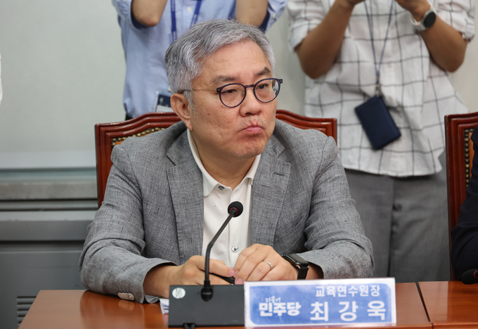 최강욱 더불어민주당 교육연수원장이 지난달 22일 국회에서 열린 최고위원회의에 참석해 있다. (사진=연합뉴스)