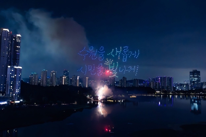 지난 5일 광교호수공원 일대에서 개최된 '2025 수원 드론불꽃축제'에서 민선8기 수원시 비전 '수원을 새롭게, 시민을 빛나게'가 형상화되고 있다. (사진=수원시 제공)