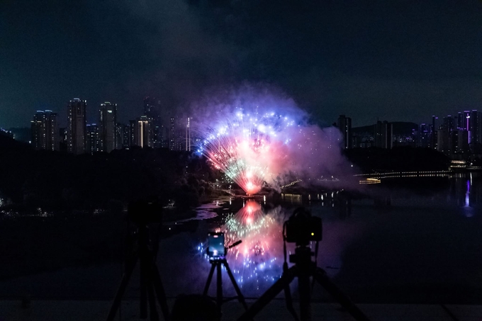 '2025 수원 드론불꽃축제'에서 화려한 불꽃놀이가 진행되고 있다. (사진=수원시 제공)