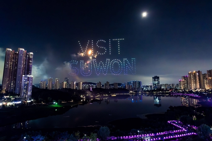 '2025 수원 드론불꽃축제'에서 드론쇼가 진행되고 있다. (사진=수원시 제공)