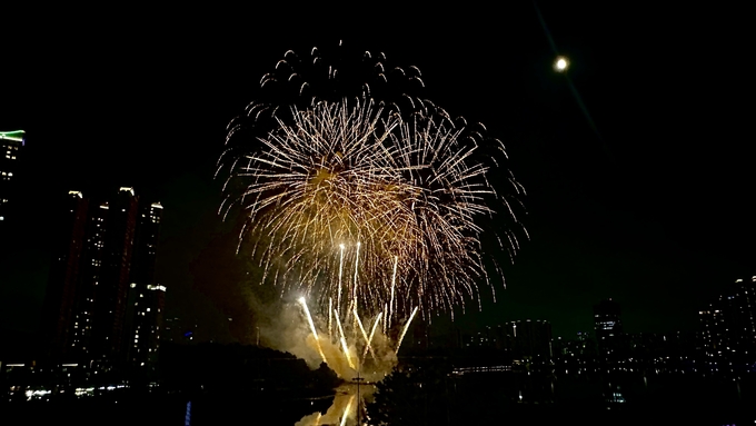 '2025 수원 드론불꽃축제'에서 화려한 불꽃놀이가 시작되고 있다. (사진=박민정 기자)