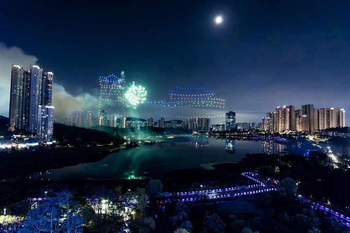 '2025 수원 드론불꽃축제'에서 드론과 불꽃이 수원시 3대 축제 '미디어아트'를 형상화하고 있다. (사진=수원시 제공)