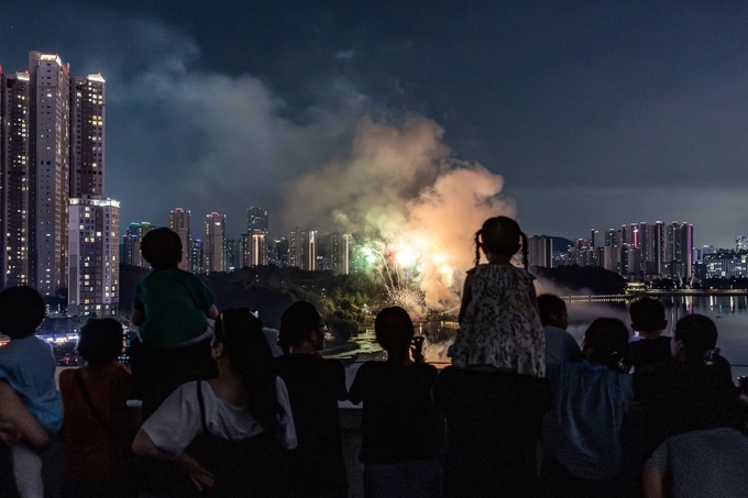 지난 5일 가족, 친구, 연인과 함께 '2025 수원 드론불꽃축제'를 방문한 시민들이 불꽃놀이를 관람하고 있다. (사진=수원시 제공)