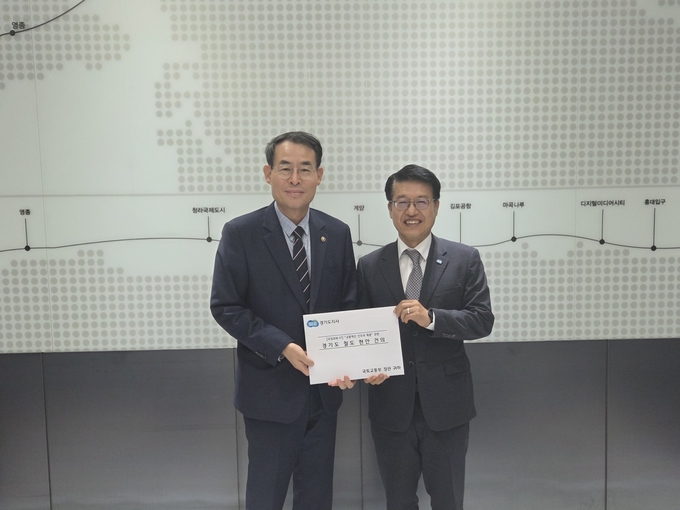 김대순 경기도 행정2부지사가 지난 5일 공항철도 서울역 내 접견실에서 강희업 국토교통부 제2차관을 만나 경기도 철도 현안을 건의하고 있다. (사진=경기도 제공)