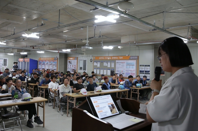 외국인 근로자들이 외국인 안전문화 지도사의 강의를 경청하고 있다. (사진=한화 제공)
