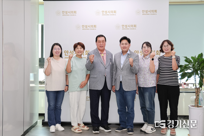 안성시의회 안정열 의장, 최호섭 운영위원장이 간담회에서 지역아동센터 임원진과 기념 촬영을 하고 있다. (사진=안성시의회 제공)