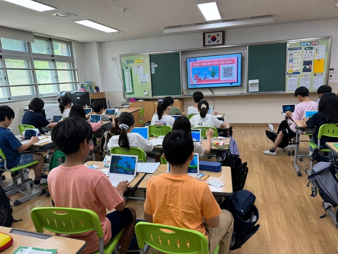  광교호수초등학교의 학생들이 디지털 시민교육 수업에 집중하고 있다. (사진=경기도교육청 제공)