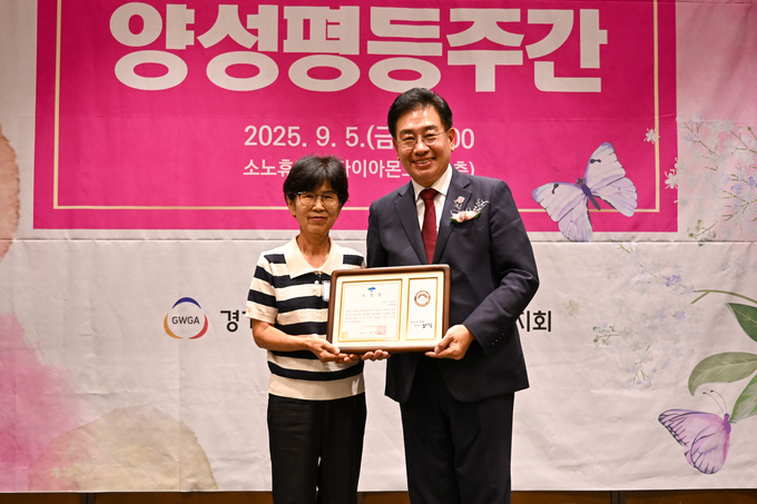단월면 석연숙 새마을부녀회장(왼쪽) 유공자 표창 수상 모습. (사진=단월면행정복지센터 제공)