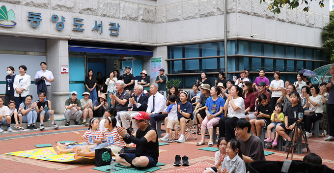 지난 7일 열린 동양도서관의 ‘핸드벨 연주회 및 요기조기 음악회’를 시민들이 보고 있다. ( 사진 = 계양구 제공 )