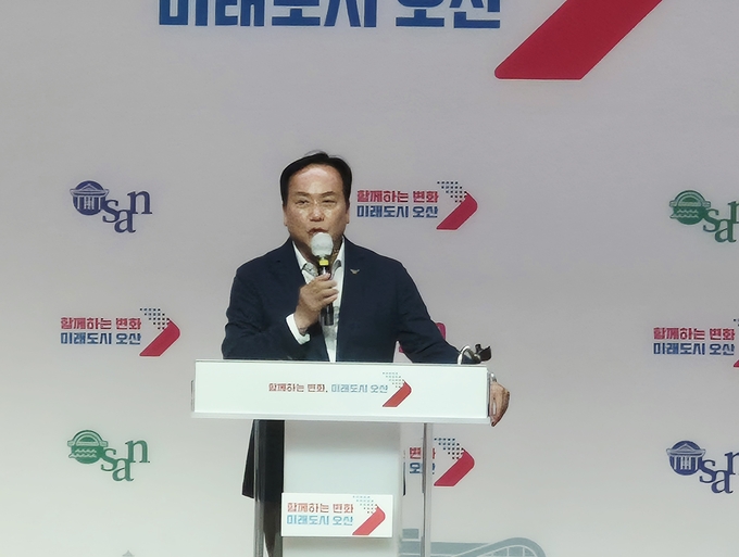 이권재 오산시장 8일 오산시청 3층 대회의실에서 '동탄2 초대형 물류센터 건립 전면 백지화 촉구'와 관련 주민설명회를 개최하고 있다. (사진=지명신 기자)