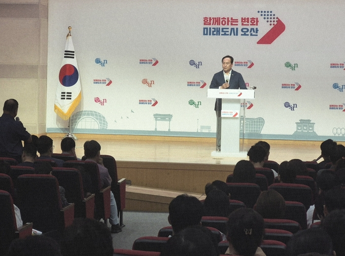 주민설명회에 참석한 한 시민이 초대형 물류센터 건립에 오산시민이 한뜻을 모아 앞장서야 한다며 반대 결의를 촉구하고 있다.. (사진=지명신 기자)