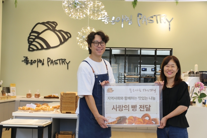 오산종합사회복지관–좋은아침 페스츄리 오산점, ‘사랑의 빵 나눔’ 후원 전달식 모습. (사진=오산종합사회복지관 제공)