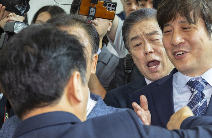김형석 독립기념관장이 8일 국회 소통관에서 '독립기념관 바로 세우기' 기자회견을 마친 뒤 퇴장하다 기자회견 개최에 항의하는 문진석 더불어민주당 원내운영수석부대표의 항의를 받은 뒤 설전을 벌이고 있다. (사진=연합뉴스)