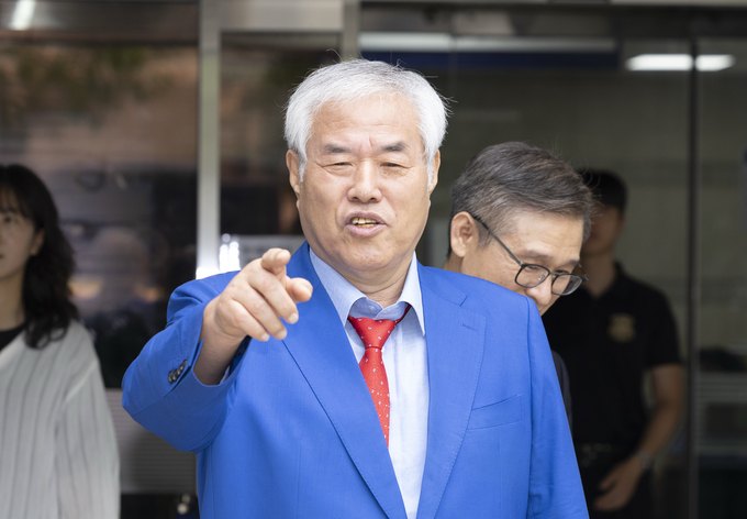  8일 전광훈 사랑제일교회 목사가 서울 서초구 중앙지방법원에서 열린 선고 공판을 마친 뒤 밖으로 나서고 있다. (사진=연합뉴스)