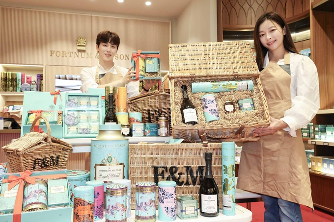 신세계백화점이 추석을 맞아 피크닉 가방에 담긴 포트넘앤메이슨의 햄퍼세트를 내놓았다. (사진=신세계백화점 제공)